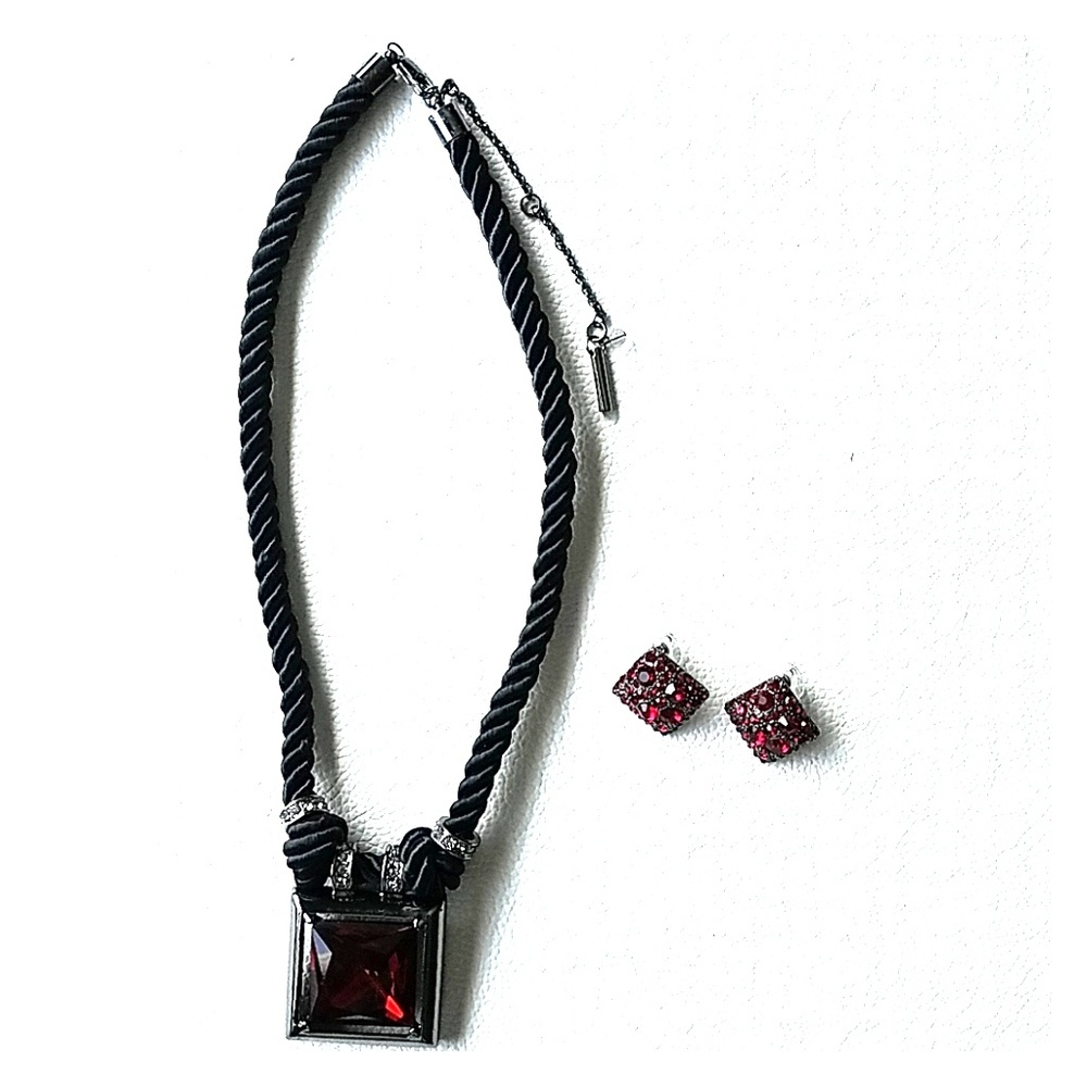 🌺 Classic Statement Red Necklace